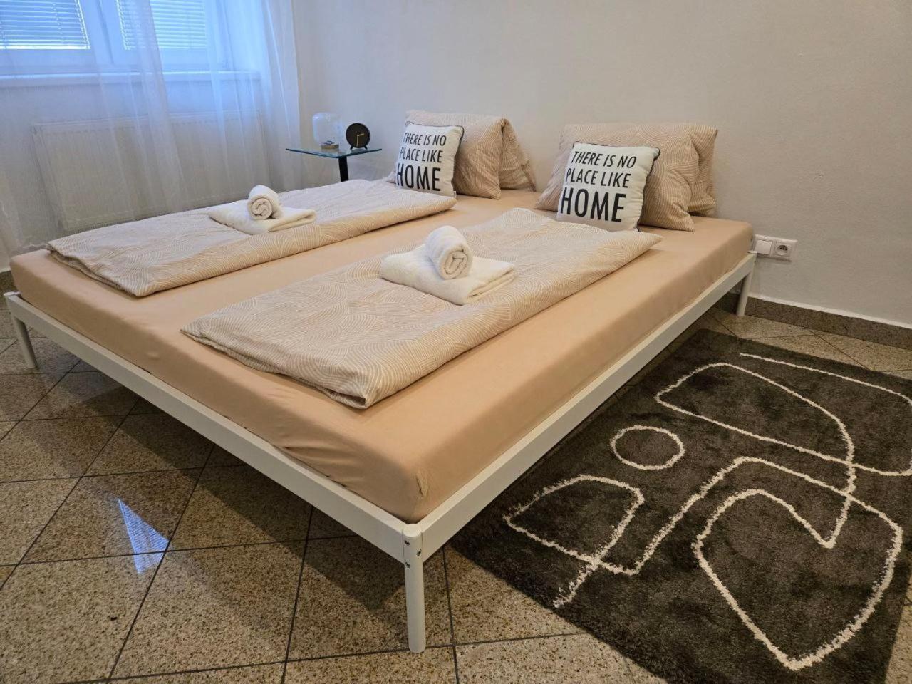 Newly Renovated 2 Rooms Apartment Downtown 니트라 외부 사진