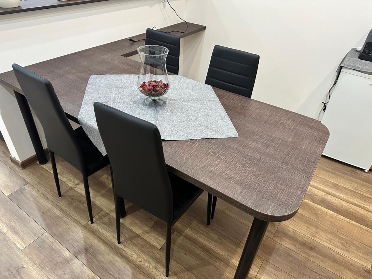 Newly Renovated 2 Rooms Apartment Downtown 니트라 외부 사진
