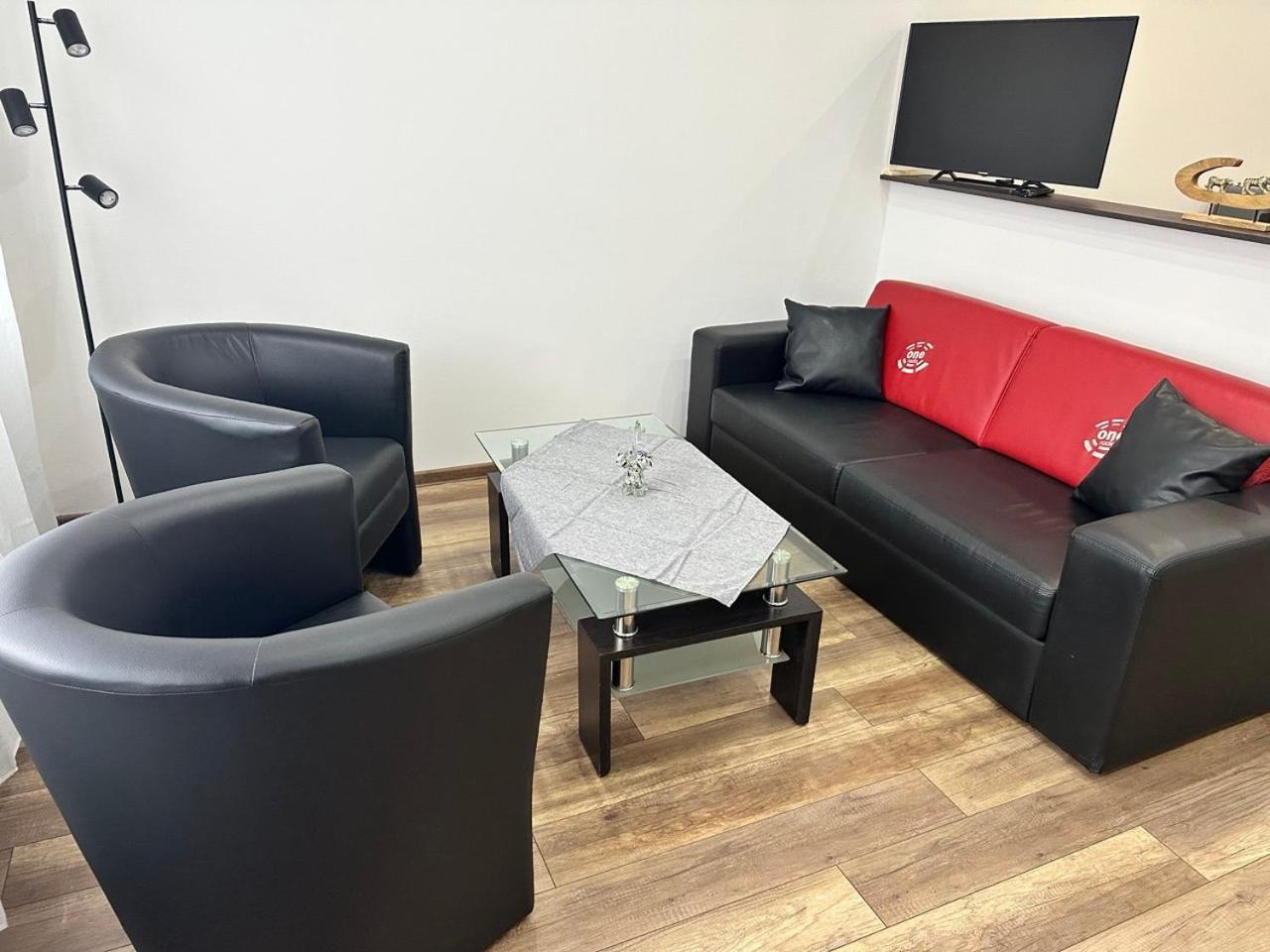 Newly Renovated 2 Rooms Apartment Downtown 니트라 외부 사진