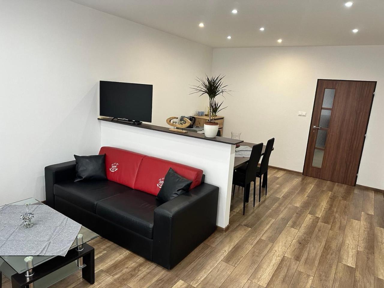 Newly Renovated 2 Rooms Apartment Downtown 니트라 외부 사진