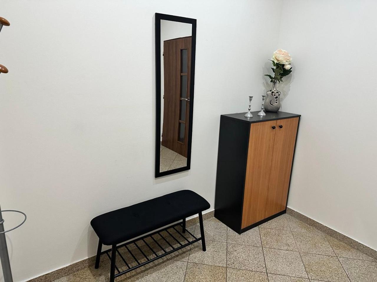 Newly Renovated 2 Rooms Apartment Downtown 니트라 외부 사진
