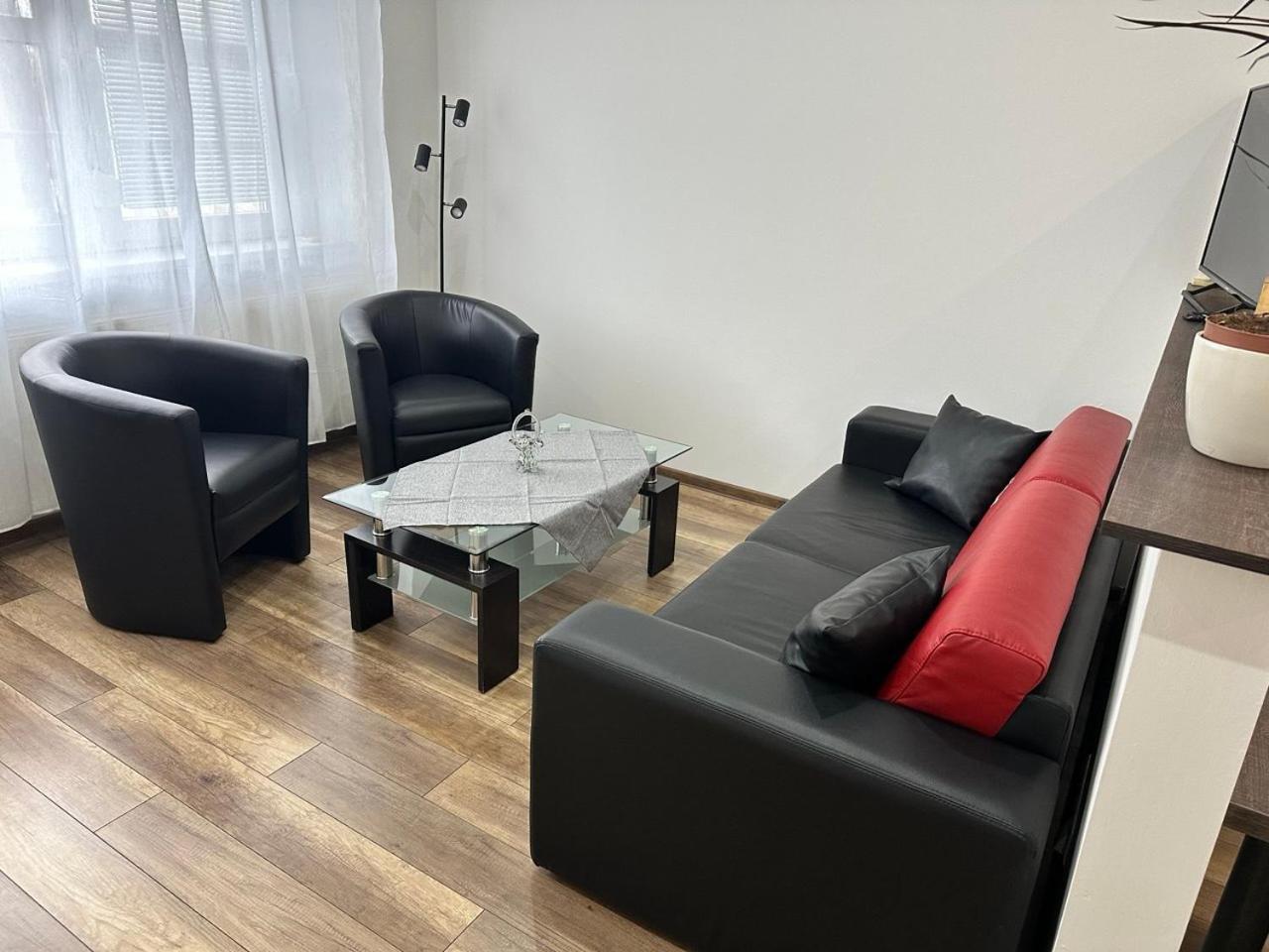 Newly Renovated 2 Rooms Apartment Downtown 니트라 외부 사진